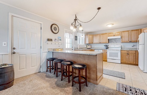 North Conway Condo | Downtown condo close to Saco River with streaming, AC, washer/dryer, kitchen