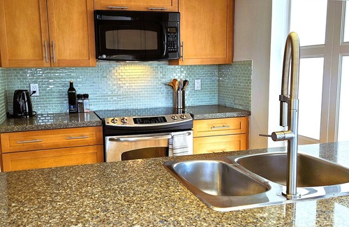 Central Condo | Downtown Condo qnwith 2 Beds, Large Balcony, Amazing Views & Free Parking