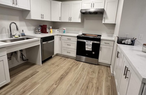 Hilltop Apartment | Downtown condo