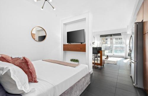 Gastown Apartment | Downtown Condo with Balcony and Free Parking near Gastown for 5