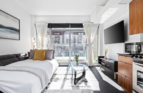 Gastown Apartment | Downtown Condo with Balcony and Free Parking near Gastown for 5