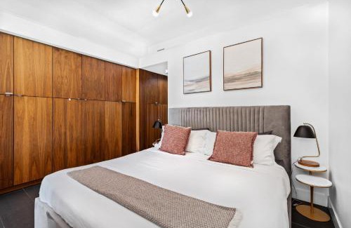 Gastown Apartment | Downtown Condo with Balcony and Free Parking near Gastown for 5