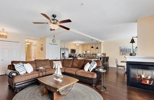 New Buffalo Condo | Downtown Condo with w/2 pools & Gym - Beach, Shops & Restaurants | Lake Time