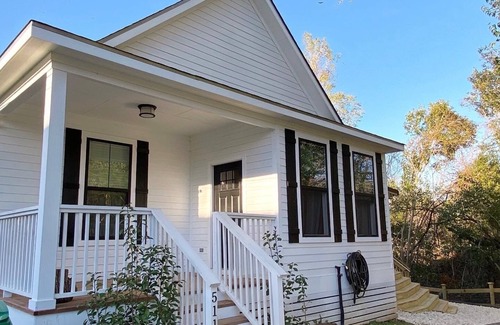 Brenham Cottage | Downtown Cottage by the Creek