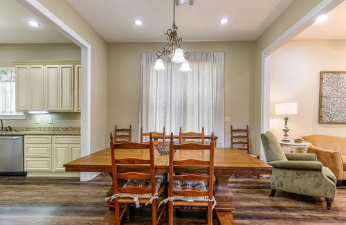 Abita Springs House | Downtown Cottage/Walk To It All/30 Mile Biking Path/Abita Brew Pub Restaurant