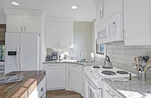 Columbia House | Downtown Cottage with Zen Garden