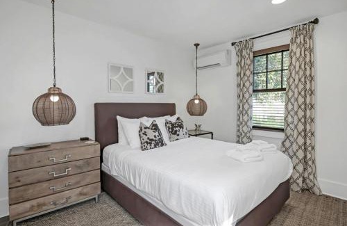 Columbia House | Downtown Cottage - Zen Garden