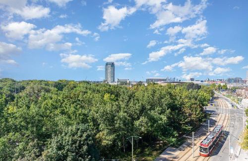 CityPlace Apartment | Downtown Cozy 1BR Condo- Steps from Lake & King street