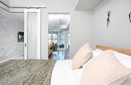 CityPlace Apartment | Downtown Cozy 1BR Condo- Steps from Lake & King street