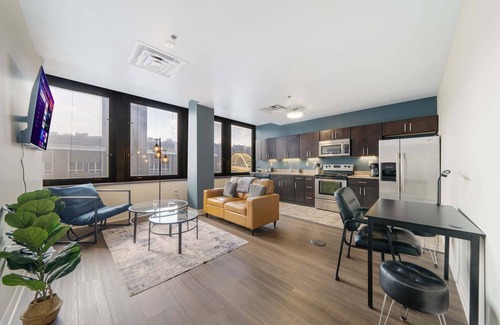 Downtown Pittsburgh Apartment | Downtown Cozy Chic | Walk Everywhere | 24/7 Valet Gym Terrace Roku