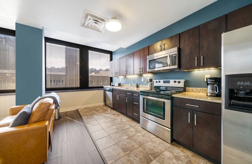 Downtown Pittsburgh Apartment | Downtown Cozy Chic | Walk Everywhere | 24/7 Valet Gym Terrace Roku