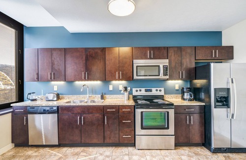 Downtown Pittsburgh Apartment | Downtown Cozy Chic | Walk Everywhere | 24/7 Valet Gym Terrace Roku