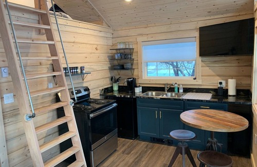 Victor Cabin | Downtown Cozy Red Cabin