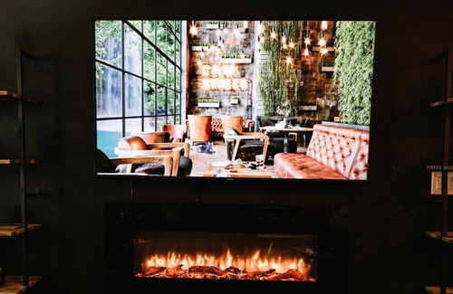 Oak Lawn Apartment | Downtown Dallas Cozy Suite w/Fireplace and King Bed