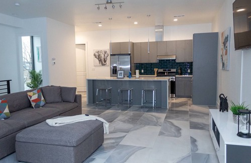 Cedars House | Downtown Dallas - Modern Townhome
