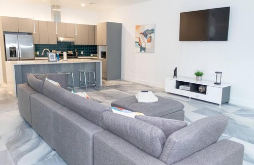 Cedars Apartment | Downtown Dallas Modern Townhome