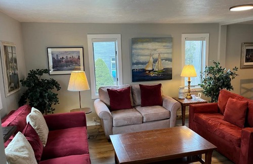 Delavan House | Downtown Delavan Lake Home