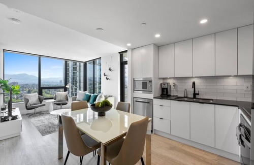 Downtown Kelowna Apartment | Downtown Delight: Chic 2-Bed Apartment in Kelowna's Heart