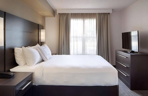 Raisin Hotel | Downtown Delight in Fresno! Full Kitchen, Breakfast, Pets Allowed, Outdoor Pool!