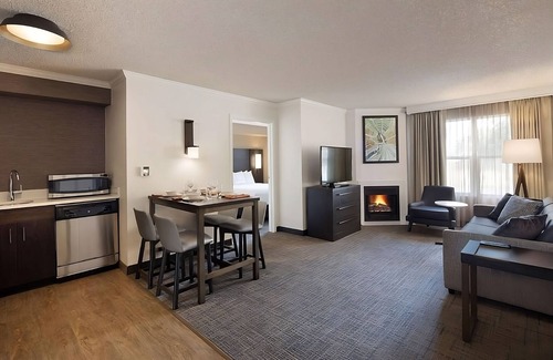 Raisin Hotel | Downtown Delight in Fresno! Full Kitchen, Breakfast, Pets Allowed, Outdoor Pool!