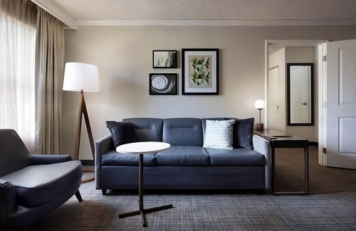 Raisin Hotel | Downtown Delight in Fresno! Full Kitchen, Breakfast, Pets Allowed, Outdoor Pool!