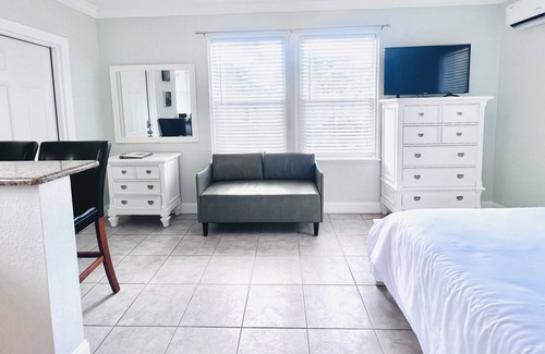 Highland Park Delray Villa | Downtown Delray Studio With Private Yard.