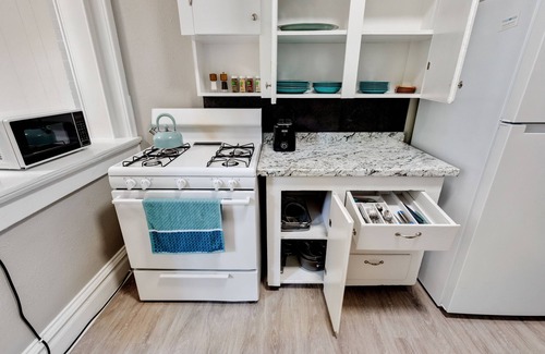 Uptown House | Downtown Denver ❂Capitol Hill Beachy Getaway ❂94 Walk Score ❂King Bed