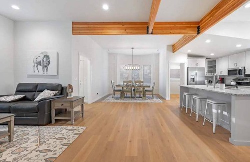 East End House | Downtown Dream: Modern Comfort
