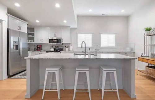 East End House | Downtown Dream: Modern Comfort