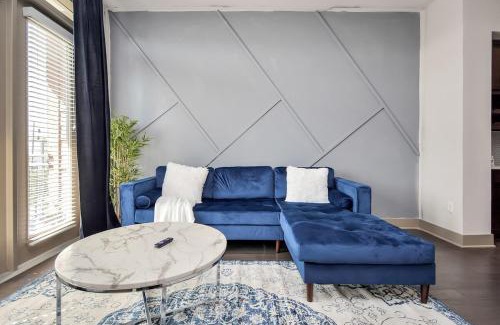 East Downtown Houston Apartment | Downtown Elegance Upscale Houston King Retreat