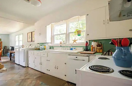 Georgetown House | Downtown Escape! Artist's 1930's Cottage