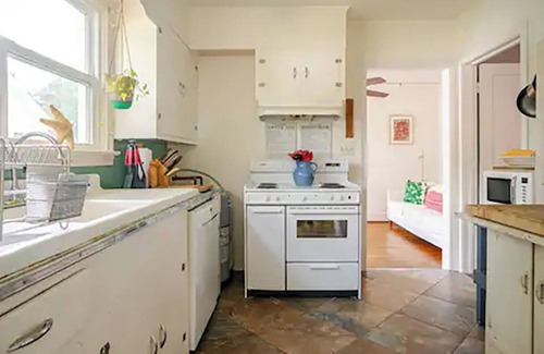 Georgetown House | Downtown Escape! Artist's 1930's Cottage