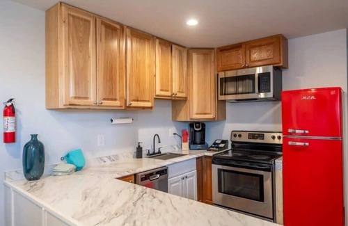 Indianapolis House | Downtown Escape: Cozy & Private