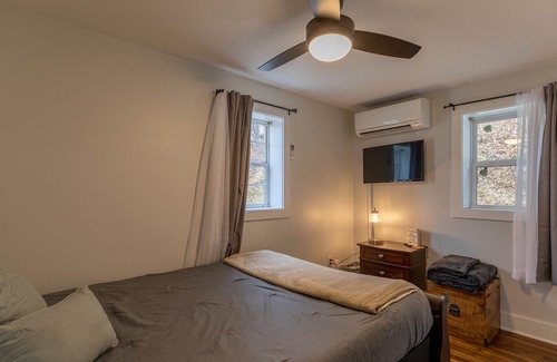 West Jefferson House | Downtown Escape - Pet Friendly, 2 bedroom home in West Jefferson, with hot tub.