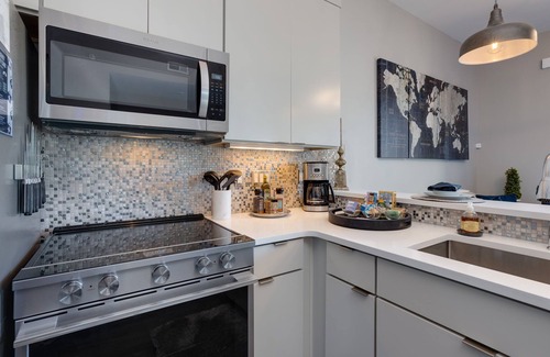 West End Condo | Downtown Exquisite Couples Weekend Getaway+Parking
