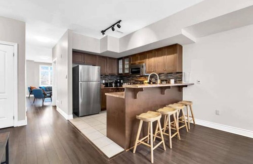 Burlington House | Downtown Gem - 3min to Lakefront - King Bed