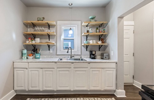 Waco Cottage | Downtown Gem near Silos, Baylor, Cameron Park.