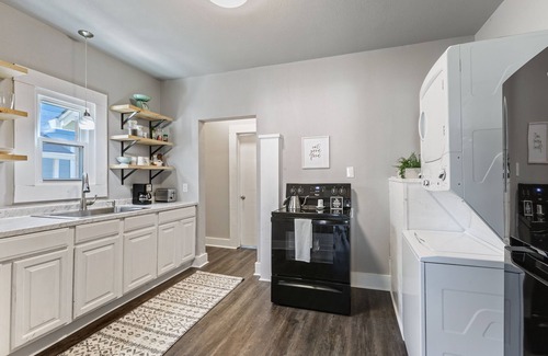 Waco Cottage | Downtown Gem near Silos, Baylor, Cameron Park.