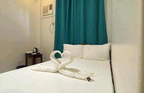 Puerto Princesa City Centre Hotel | Downtown Getaway: Cozy Stay by Miss Sophie's - 3minAirport/1minCapitol/AC/Wifi+