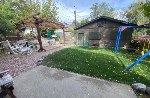 Golden House | Downtown Golden walkable to trails with comfortable beds!