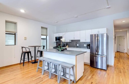 Pulaski Park Hotel | Downtown Goose Island with access to patio - 1