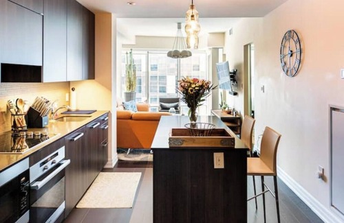 Financial District Condo | Downtown Gorgeous Luxury Condo 1 B+Den+2 full bathnn