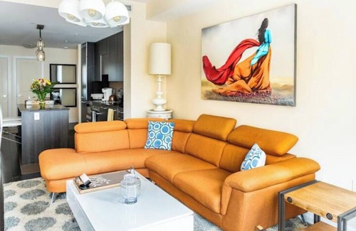 Financial District Condo | Downtown Gorgeous Luxury Condo 1 B+Den+2 full bathnn