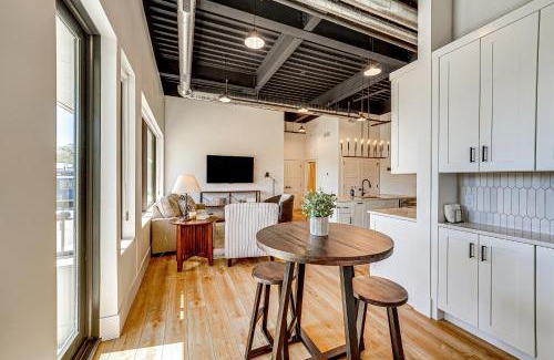Grand Haven Apartment | Downtown Grand Haven Condo - Walk to Boardwalk!