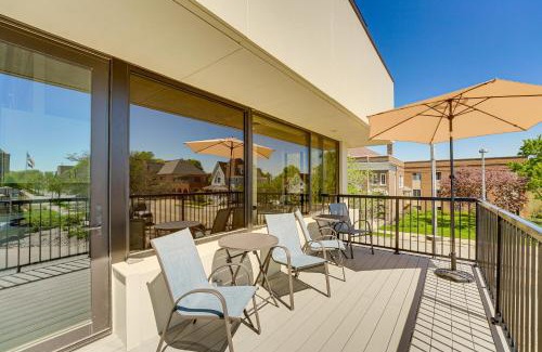 Grand Haven Apartment | Downtown Grand Haven Condo - Walk to Boardwalk!