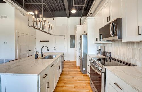 Grand Haven Apartment | Downtown Grand Haven Condo - Walk to Boardwalk!