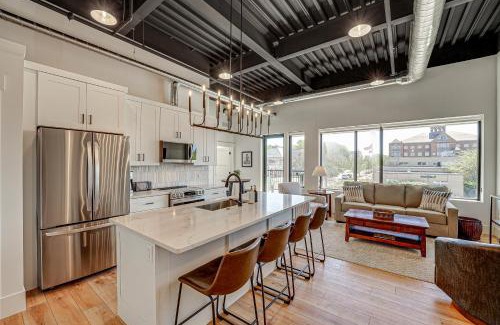 Grand Haven Apartment | Downtown Grand Haven Condo - Walk to Boardwalk!