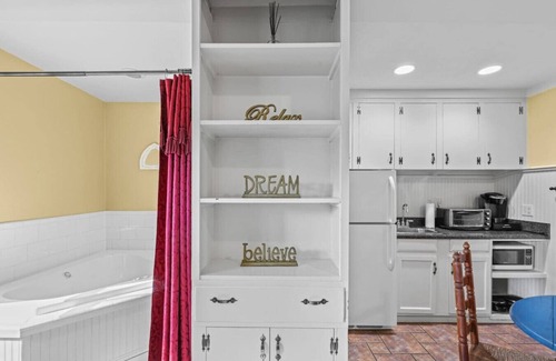 Gainesville Condo | Downtown Guest Studio with Porch and Spa Tub