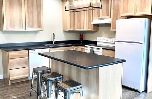 Hamilton House | Downtown Hamilton apartment with great walk score! Sleeps 6