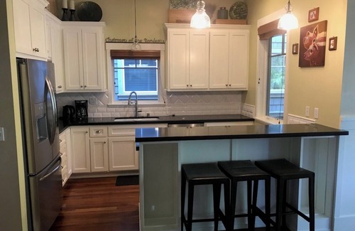 Healdsburg House | Downtown Healdsburg home very near the Plaza! 30 Day Minimum per law.